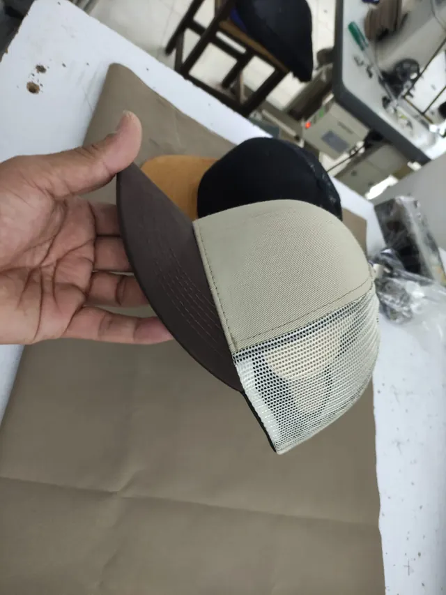 Gorra trucker beige con malla trasera