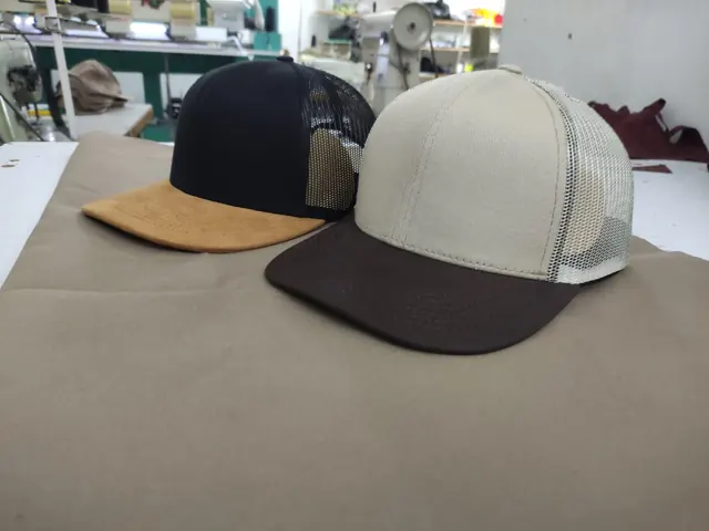 Vista lateral de dos gorras trucker lisas con malla trasera