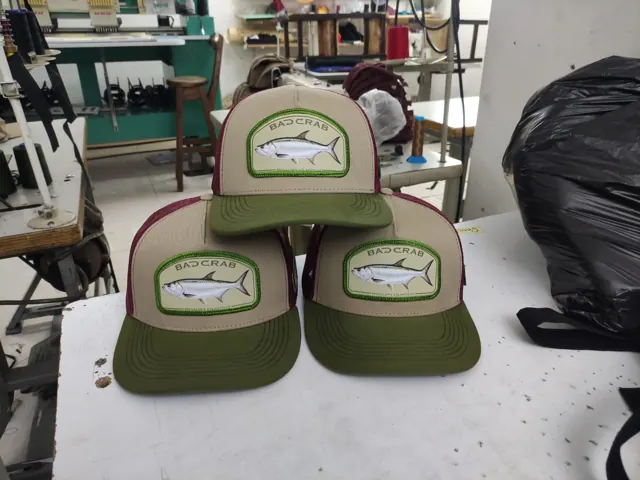 Tres gorras trucker beige con malla vinotinto y visera verde oliva